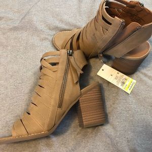 Never worn strappy tan heels